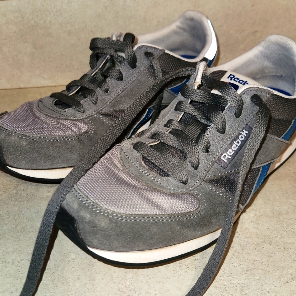 Ladies Size 8 Reebok Gray Sneakers Classic Athletic Design